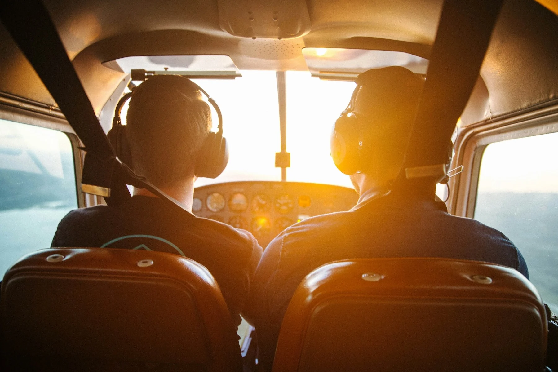 Deux pilotes dans le cockpit d’un avion face aux instruments de bord